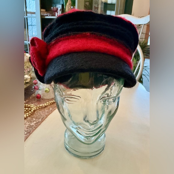 Made in Germany Women’s Red and Black Wool Blend Winter Hat With Roses Size L-XL - Picture 3 of 13